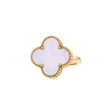 Sortija Van Cleef 
Arpels Magic Alhambra en oro amarillo y nácar blanco