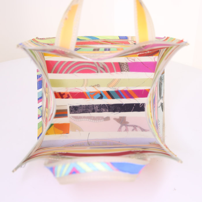 Sac à main Hermès Cas du Sac petit modèle en matière synthétique blanc-cassé et soie multicolore - Detail D2