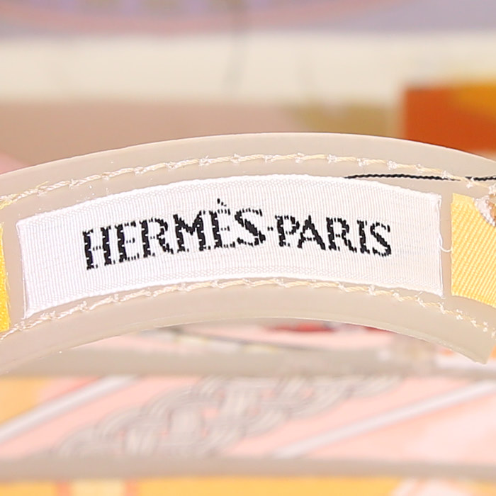 Sac à main Hermès Cas du Sac petit modèle en matière synthétique blanc-cassé et soie multicolore - Detail D3