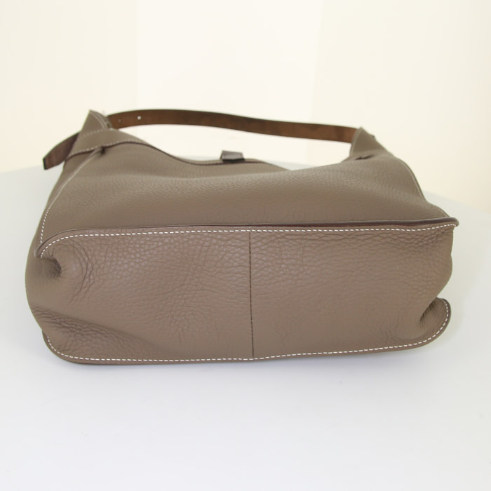 Sac porté épaule Hermes Marwari en cuir togo étoupe et cuir naturel marron - Detail D4