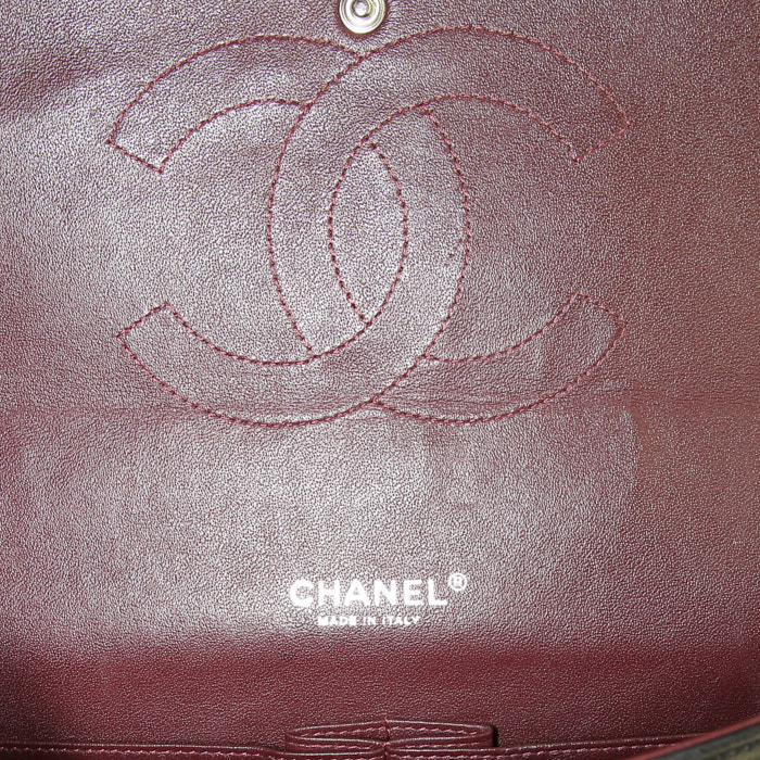 Sac à main Chanel Timeless Maxi Jumbo en cuir matelassé noir - Detail D4