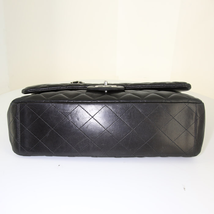 Sac à main Chanel Timeless Maxi Jumbo en cuir matelassé noir - Detail D5