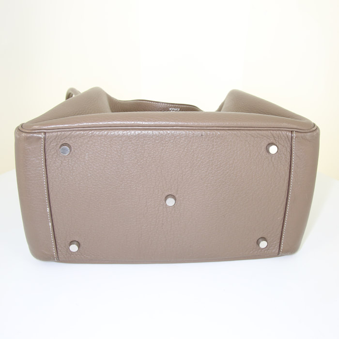 Hermes Lindy 30 handbag in etoupe togo leather - Detail D5