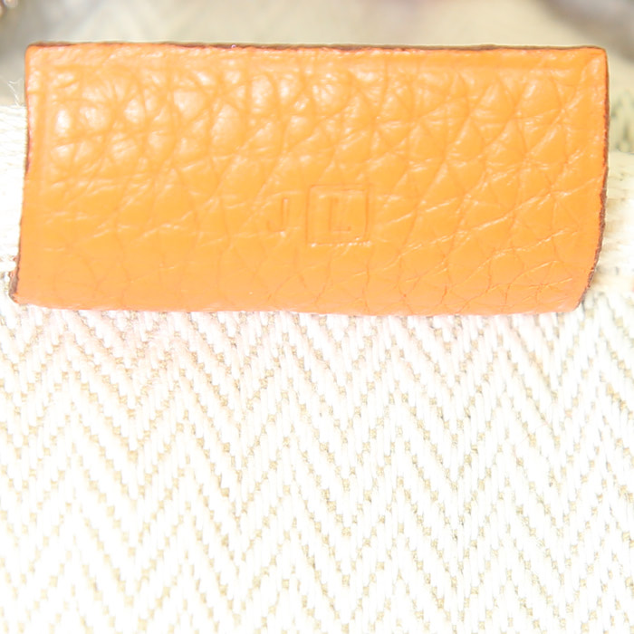 Hermes Victoria handbag in orange togo leather - Detail D4