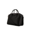 Bolso para llevar al hombro o en la mano Givenchy Antigona modelo mediano en cuero granulado negro - 00pp thumbnail