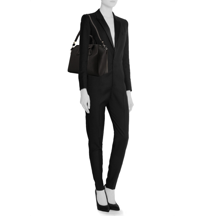 Givenchy Antigona medium model bag worn on the shoulder or carried in the hand in black grained leather - Detail D2