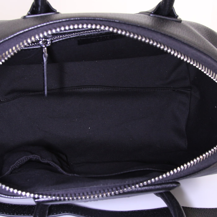 Givenchy Antigona medium model bag worn on the shoulder or carried in the hand in black grained leather - Detail D3