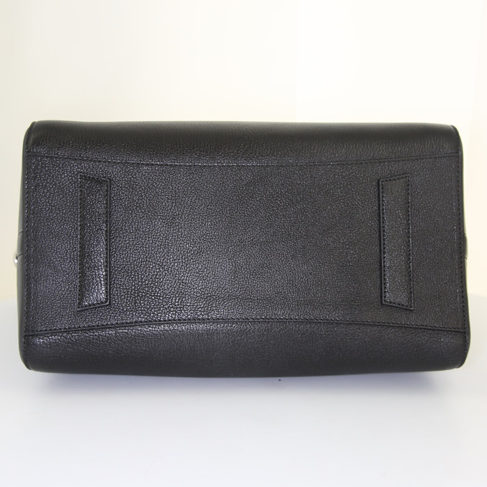 Givenchy Antigona medium model bag worn on the shoulder or carried in the hand in black grained leather - Detail D5