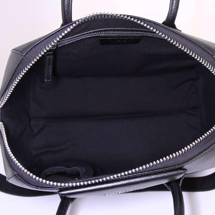 Sac à main Givenchy Antigona moyen modèle en cuir grainé noir - Detail D6