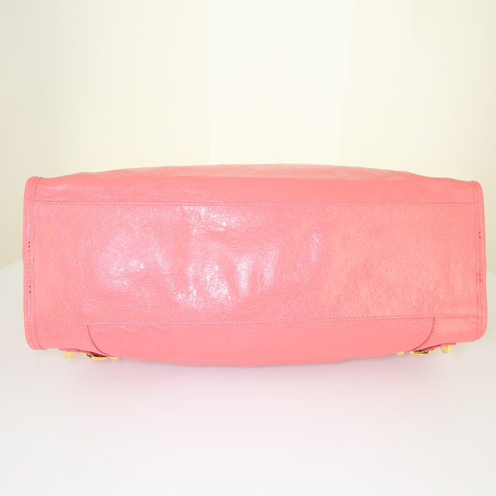 Bolso de mano Balenciaga Classic City en cuero rosa - Detail D5