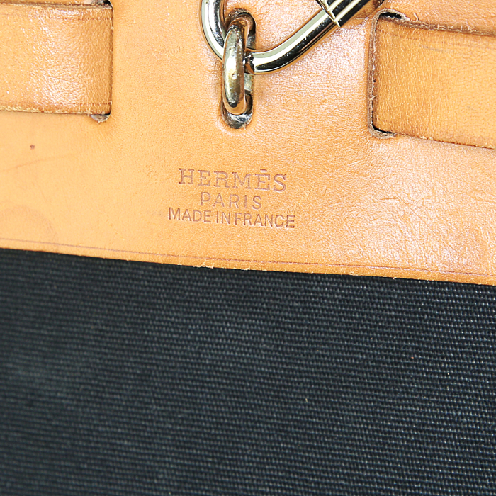 Bolso para llevar al hombro o en la mano Hermes Herbag en lona negra y cuero natural - Detail D3