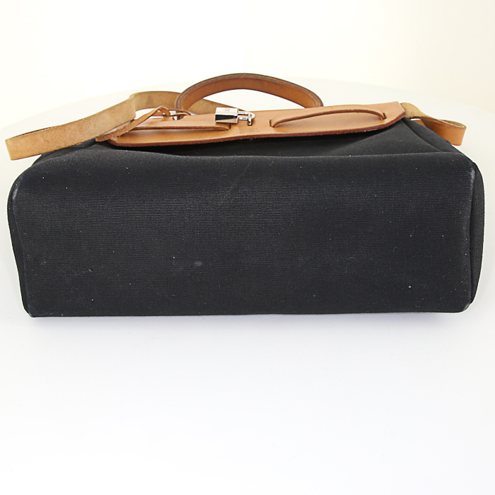 Hermes Herbag bag worn on the shoulder or carried in the hand in black canvas and natural leather - Detail D4