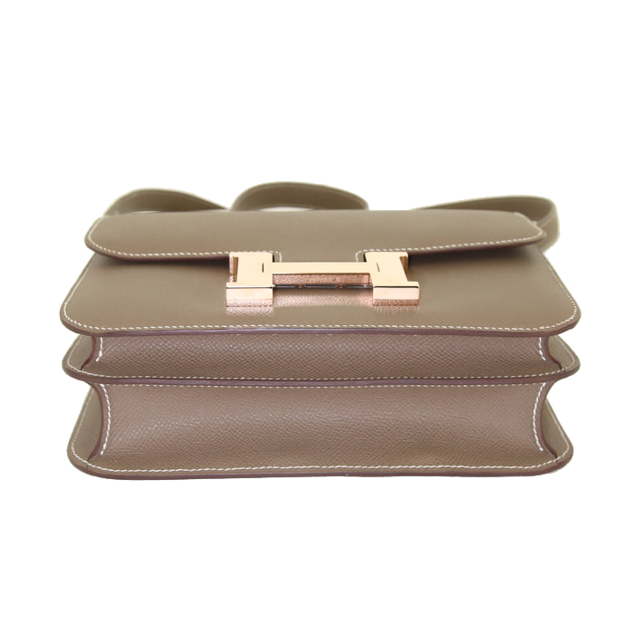 Sac bandoulière Hermes Constance en cuir epsom étoupe - Detail D5