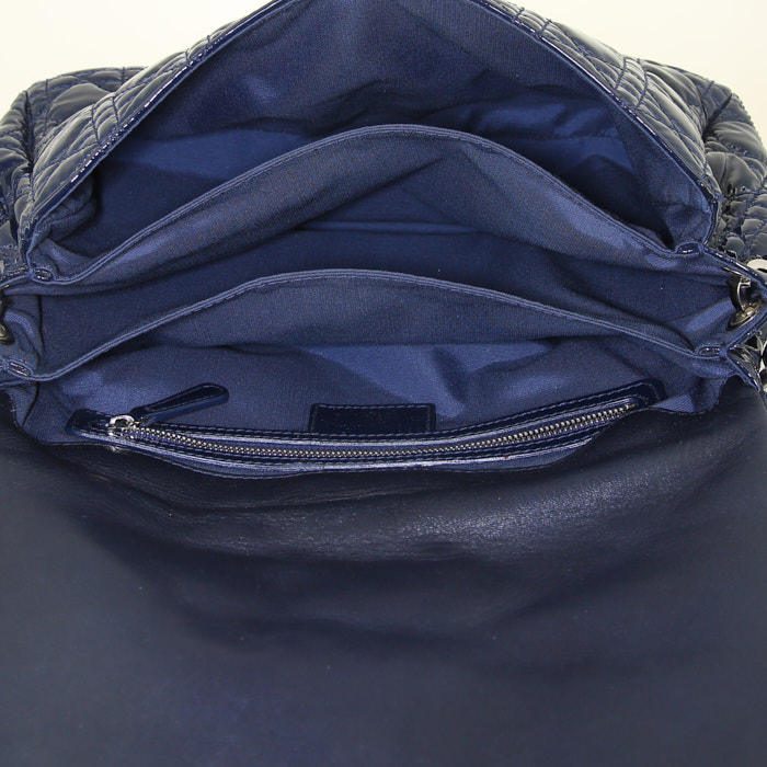 Sac à main Dior Miss Dior en cuir verni matelassé bleu - Detail D2