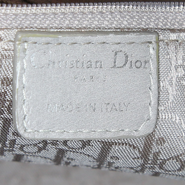 Sac à main Dior Lady Dior grand modèle en cuir verni blanc - Detail D4