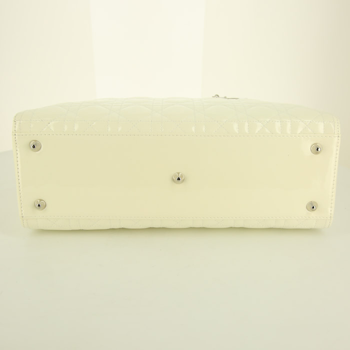 Sac à main Dior Lady Dior grand modèle en cuir verni blanc - Detail D5