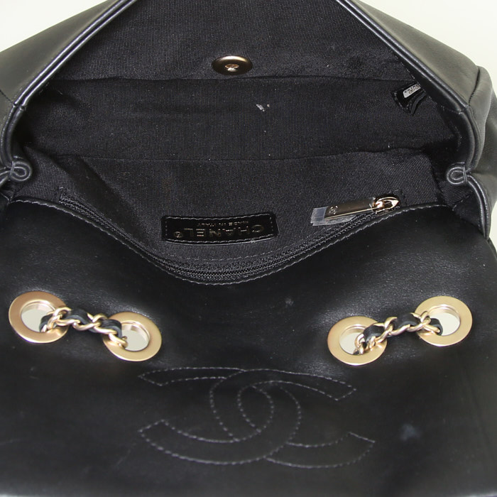 Chanel Timeless New Mini handbag in white and black quilted leather - Detail D3