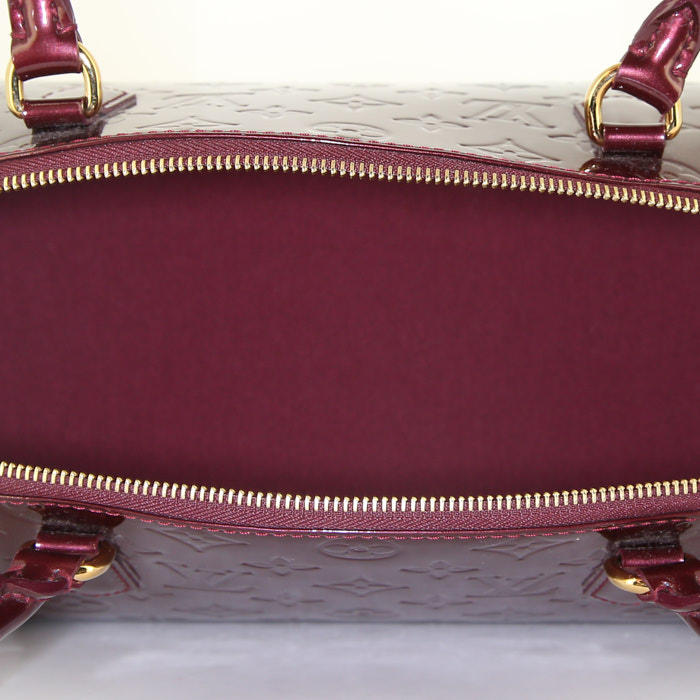 Sac porté épaule ou main Louis Vuitton Sheerwood en cuir verni monogram bordeaux - Detail D2
