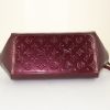 Sac porté épaule ou main Louis Vuitton Sheerwood en cuir verni monogram bordeaux - Detail D4 thumbnail