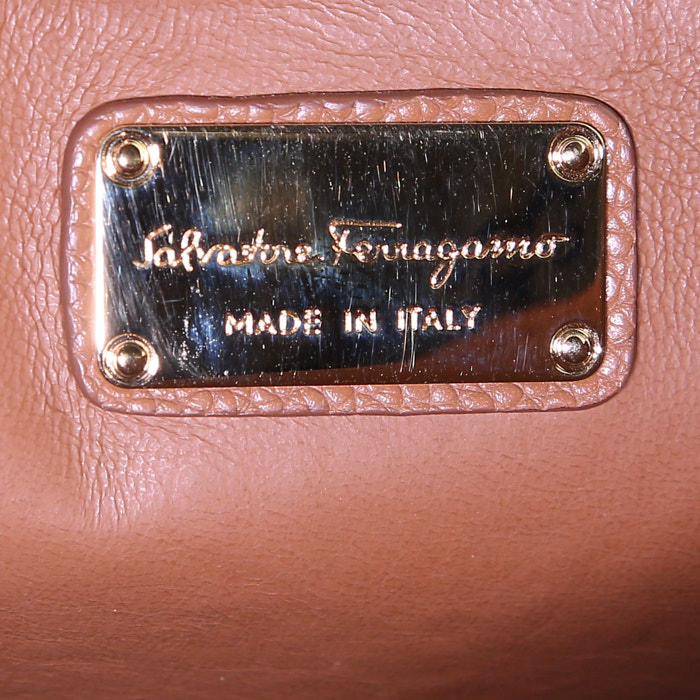 Salvatore Ferragamo Sofia bag worn on the shoulder or carried in the hand in brown grained leather - Detail D4