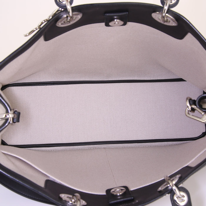 Bolso de mano Dior Diorissimo modelo grande en lona color crema y cuero negro - Detail D3