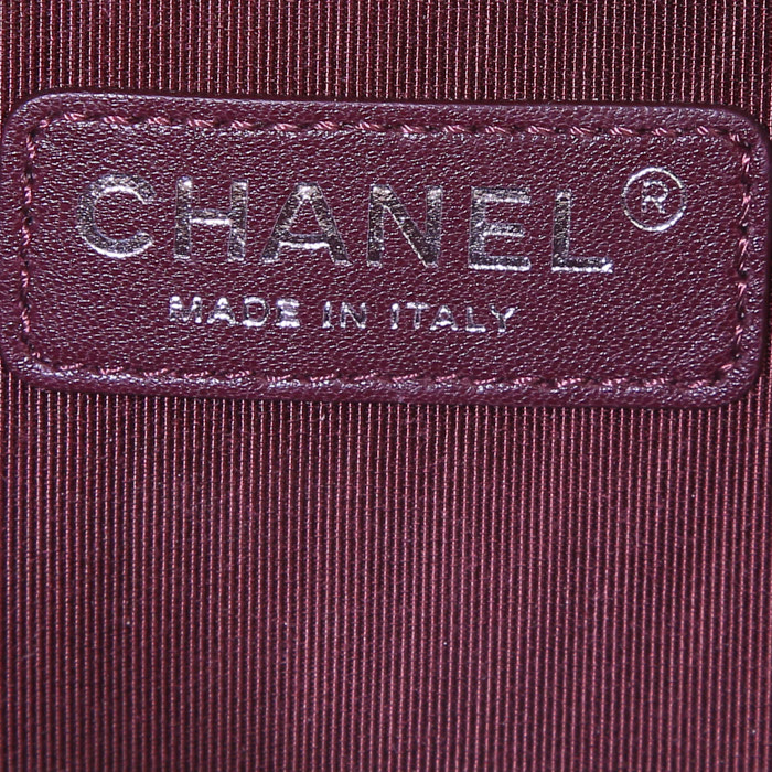 Borsa a tracolla Chanel Boy in pelle trapuntata bianca con decoro di borchie - Detail D4