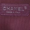 Borsa a tracolla Chanel Boy in pelle trapuntata bianca con decoro di borchie - Detail D4 thumbnail