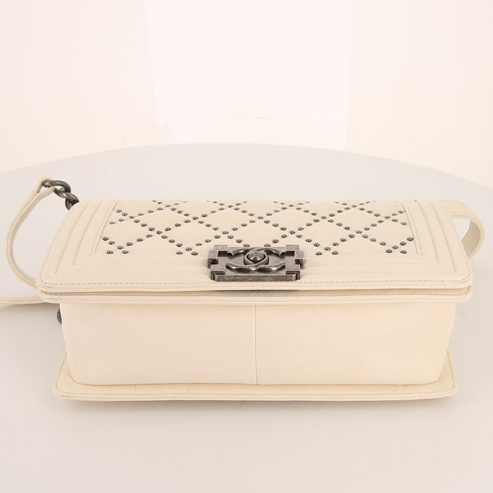 Borsa a tracolla Chanel Boy in pelle trapuntata bianca con decoro di borchie - Detail D5