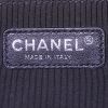 Borsa a tracolla Chanel Boy in pelle verniciata e foderata nera - Detail D4 thumbnail