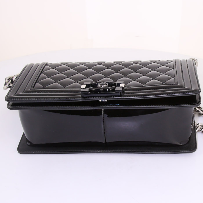 Chanel Boy shoulder bag in black patent quilted leather - Detail D5