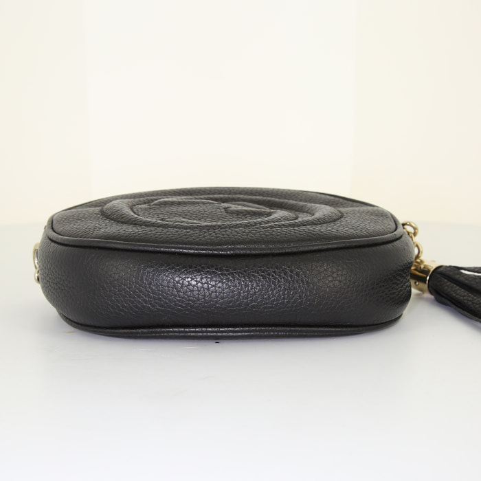 Sac bandoulière Gucci Soho en cuir grainé noir - Detail D4