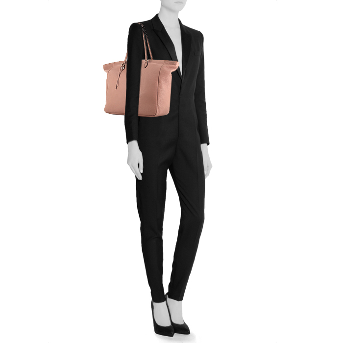 Sac porté épaule ou main Gucci Bree en cuir grainé beige-rosé - Detail D1