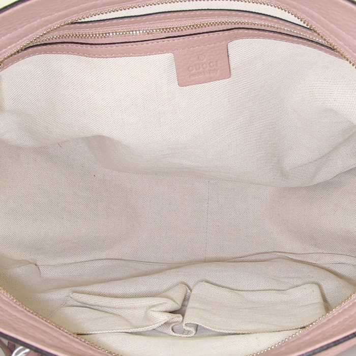 Gucci Bree bag worn on the shoulder or carried in the hand in rosy beige grained leather - Detail D2
