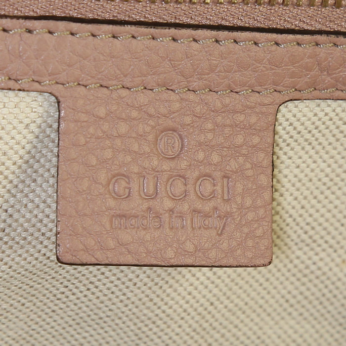 Gucci Bree bag worn on the shoulder or carried in the hand in rosy beige grained leather - Detail D4
