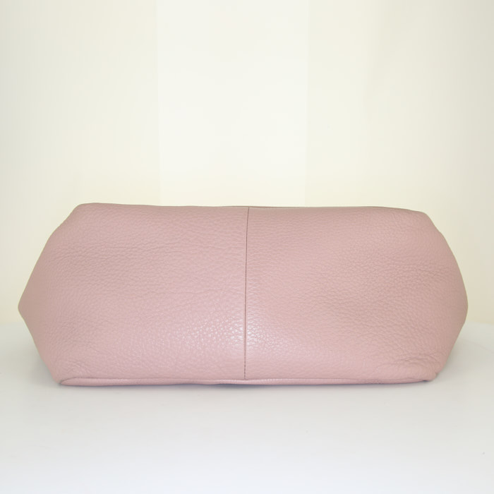 Gucci Bree bag worn on the shoulder or carried in the hand in rosy beige grained leather - Detail D5