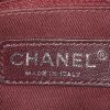 Sac bandoulière Chanel Handle en cuir grainé gris - Detail D4 thumbnail