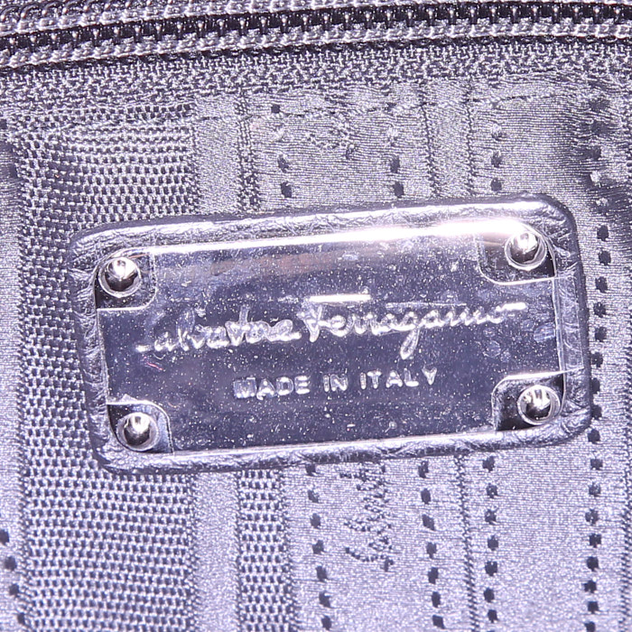 Sac à main Salvatore Ferragamo Sofia en cuir grainé noir - Detail D4