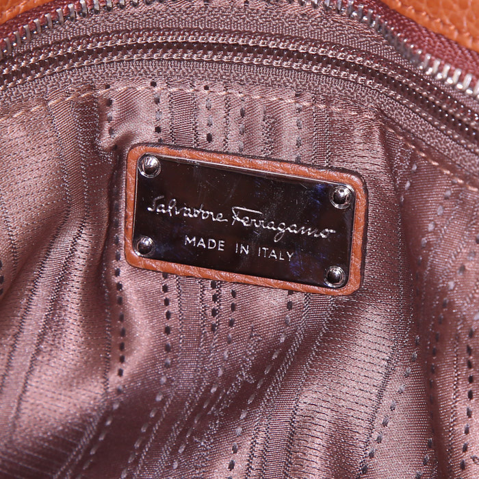 Borsa a tracolla Salvatore Ferragamo Sofia in pelle martellata marrone - Detail D4
