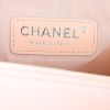 Bolso bandolera Chanel Boy en cuero acolchado rosa pálido - Detail D4 thumbnail