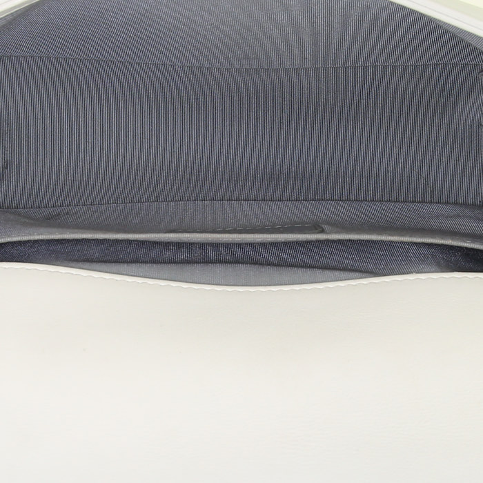 Sac bandoulière Chanel Boy en cuir matelassé blanc-cassé - Detail D3