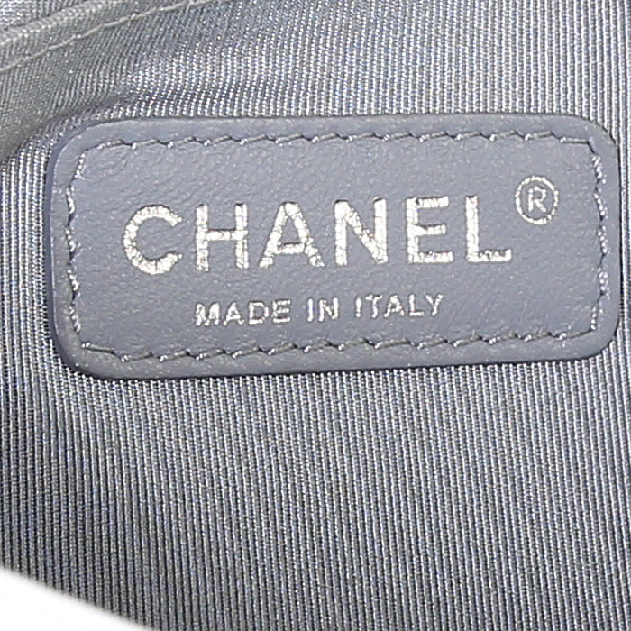 Borsa a tracolla Chanel Boy in pelle trapuntata bianco sporco - Detail D4