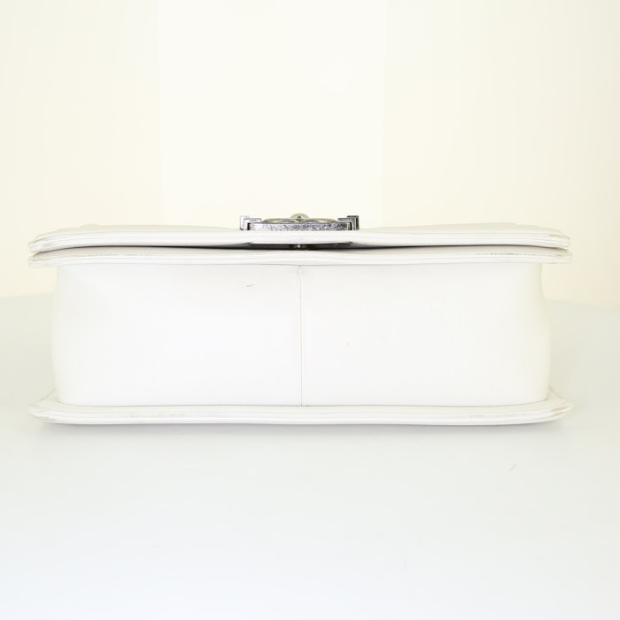 Chanel Boy shoulder bag in off-white quilted leather - Detail D5