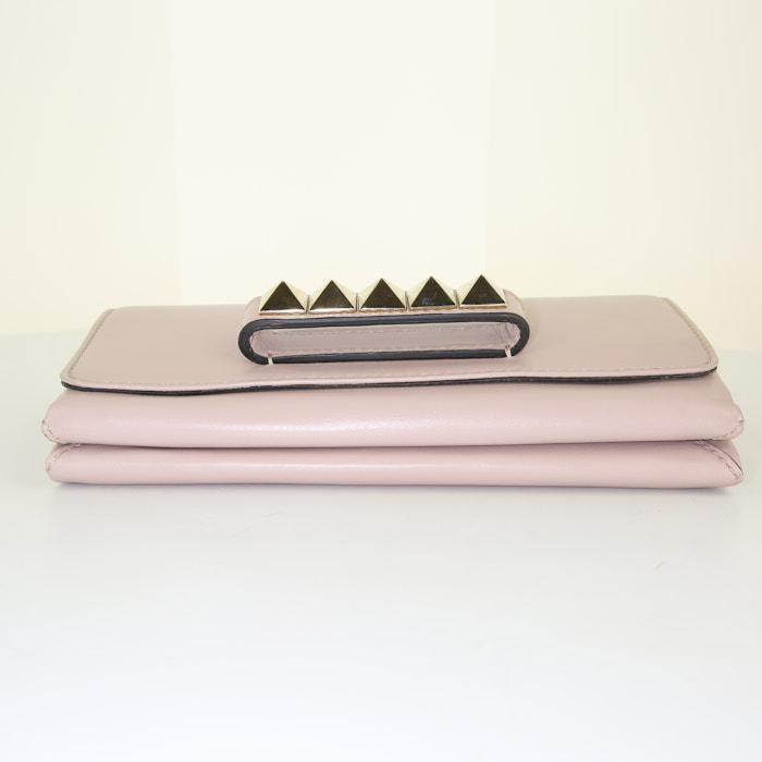 Valentino Garavani Vavavoom shoulder bag in rosy beige leather - Detail D5