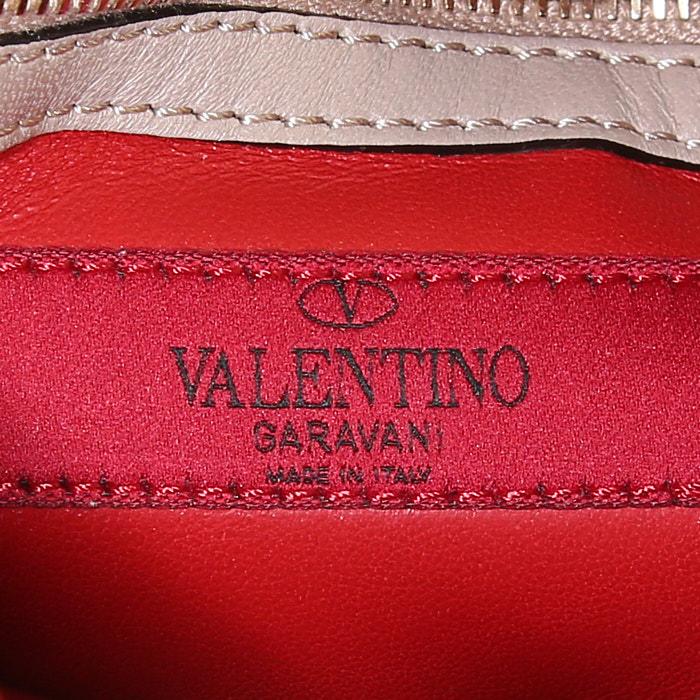 Bolsito de mano Valentino Garavani Rockstud en cuero beige - Detail D3