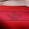 Pochette Valentino Garavani Rockstud in pelle beige decorazioni con borchie - Detail D3 thumbnail
