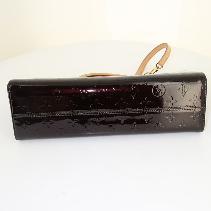 Bolso para llevar al hombro o en la mano Louis Vuitton Roxbury en charol Monogram color burdeos y cuero natural - Detail D5