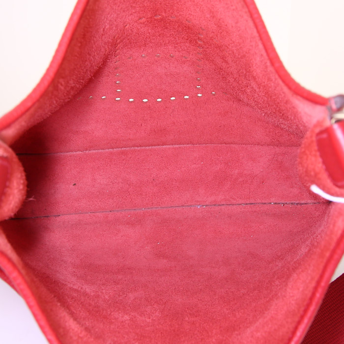 Sac bandoulière Hermes Evelyne moyen modèle en cuir togo rouge Garance - Detail D2
