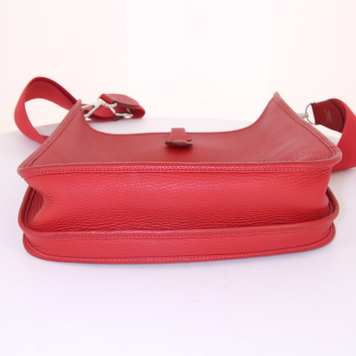 Bolso bandolera Hermes Evelyne modelo mediano en cuero togo rojo Garance - Detail D4