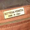Bolso para llevar al hombro Bottega Veneta en cuero trenzado marrón y ante marrón - Detail D4 thumbnail