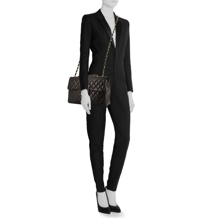 Chanel Timeless Maxi Jumbo handbag in black quilted leather - Detail D2